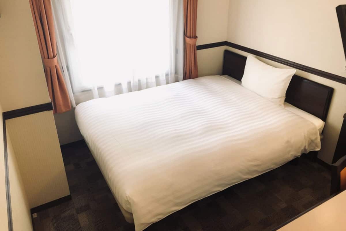 Escritorio, sistema de insonorización, wifi gratis y ropa de cama