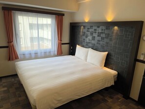 Desk, soundproofing, free WiFi, bed sheets - Toyoko Inn Shinagawa Konan Tennozu Isle (Tokyo)