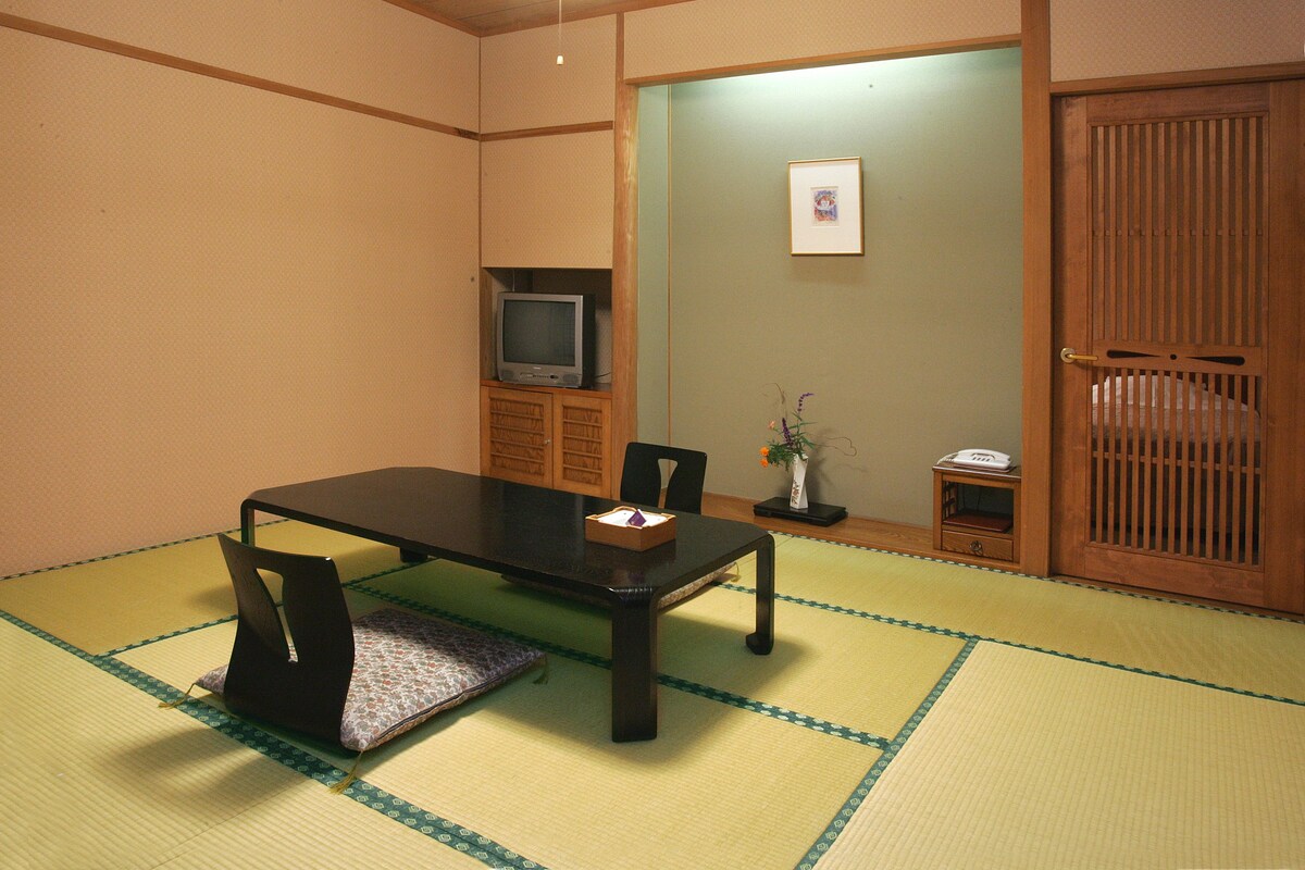 Chambre (Japanese Western Style) | Coffres-forts dans les chambres, Wi-Fi gratuit, draps fournis