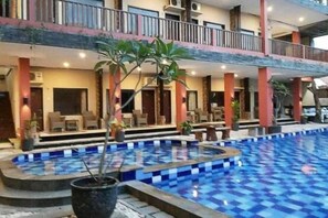 Un hôtel doté d’une piscine, d’un espace extérieur aménagé et de plusieurs étages.