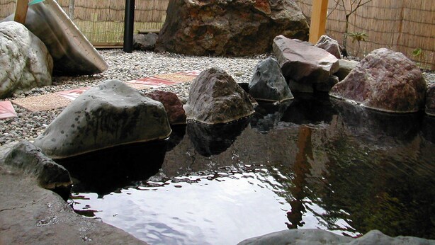 A rock garden with a water feature and a bamboo fence. - Cottage Primal Stage (Kamishihoro)