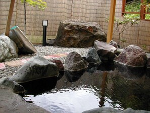 A rock garden with a water feature and a bamboo fence. - Cottage Primal Stage (Kamishihoro)
