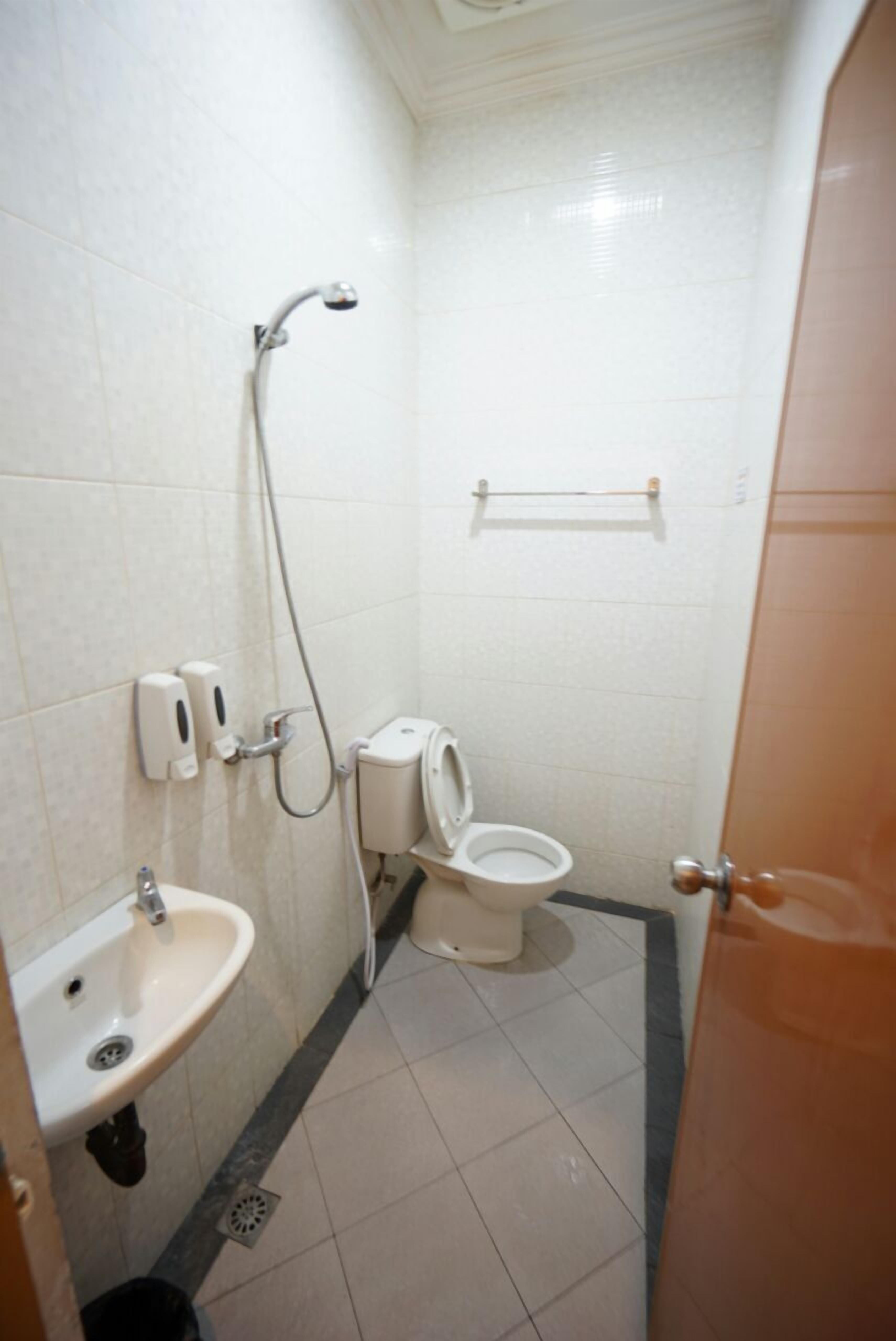 Shower, perlengkapan mandi gratis, sandal, dan handuk