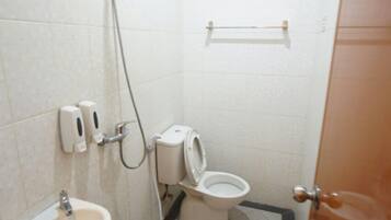 Shower, perlengkapan mandi gratis, sandal, dan handuk