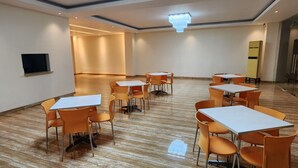 يتم تقديم الإفطار والعشاء 
