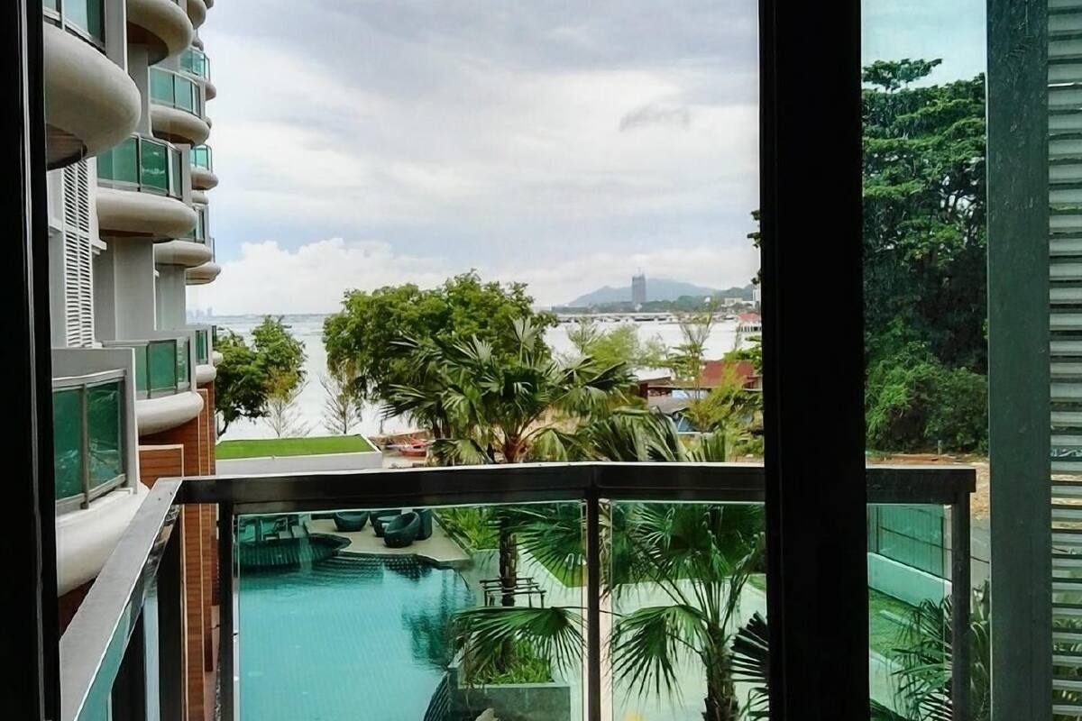 Un edificio moderno con piscina y vistas a la ciudad.