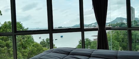 Luxury Beach Front Suites | Free minibar, in-room safe, individually decorated, desk