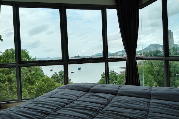 Luxury Beach Front Suites | Minibar gratis, brankas, didekorasi berbeda-beda, dan meja kerja