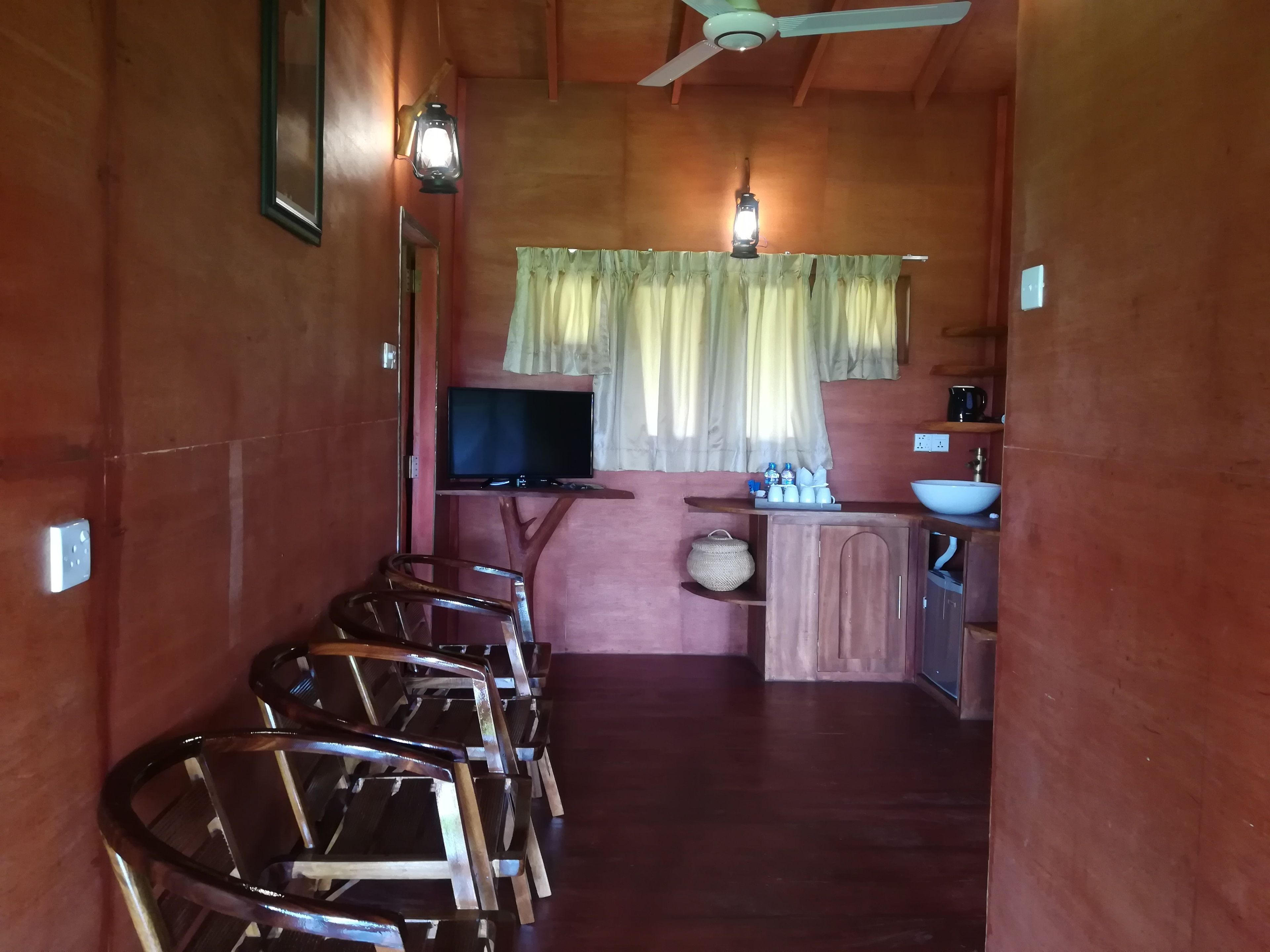 family tree house, 2 bedrooms, mountain view | living area | tv