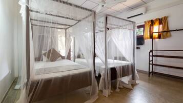 Deluxe Double/Twin Room | Minibar, individually decorated, individually furnished, desk