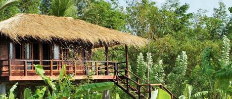 Canopy Treehouse | Minibar, individually decorated, individually furnished, desk
