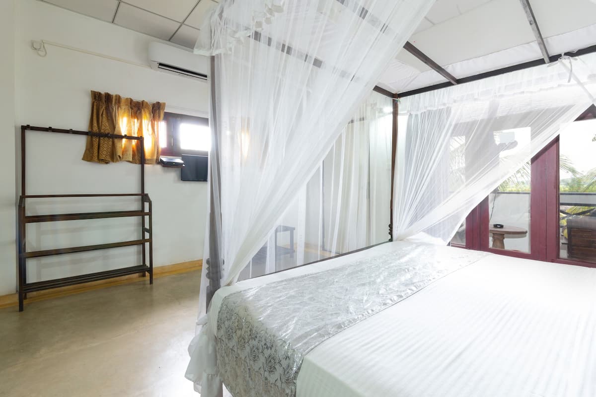 deluxe double/twin room | minibar, individually decorated, individually furnished, desk