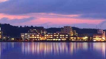 Vista frontal de la propiedad por la tarde o noche