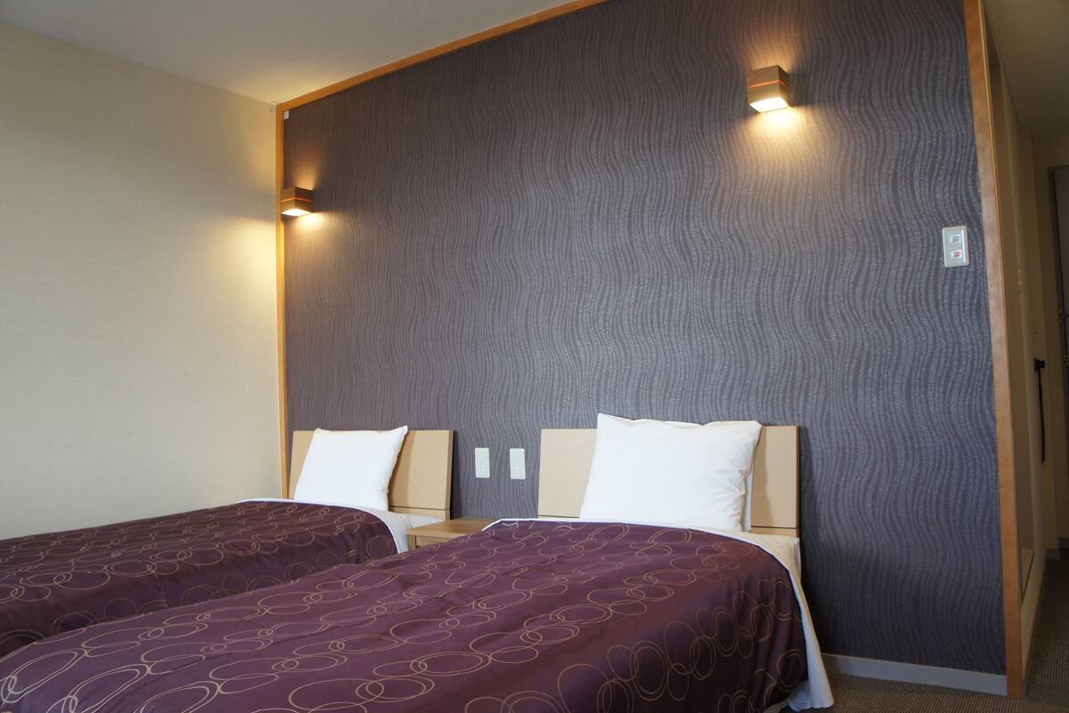 Standard Twin Room, 2 Twin Beds, Non Smoking, Private Bathroom, City View | In-room safe, WiFi (free)
