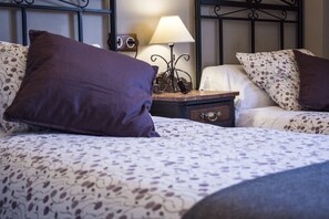 Escritorio, wifi gratis y ropa de cama 