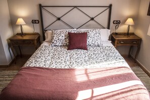 Escritorio, wifi gratis y ropa de cama 