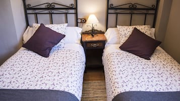 Twin Room | Desk, free WiFi, bed sheets