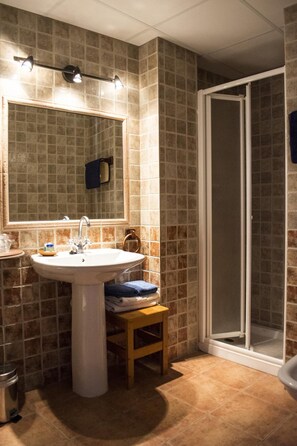 Ducha, artículos de tocador gratuitos, secador de pelo, bidet