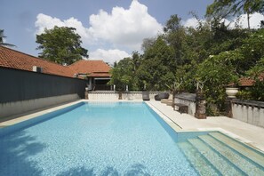 Una piscina al aire libre