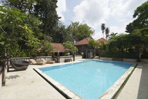 Una piscina al aire libre