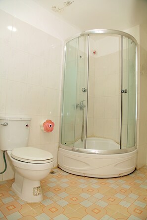 Duschwanne, kostenlose Toilettenartikel, Haartrockner, Hausschuhe