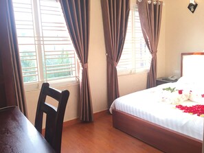 Quarto casal panorâmico, para fumantes, vista para a cidade | Frigobar (abastecido com itens grátis), escrivaninha, cortinas blackout