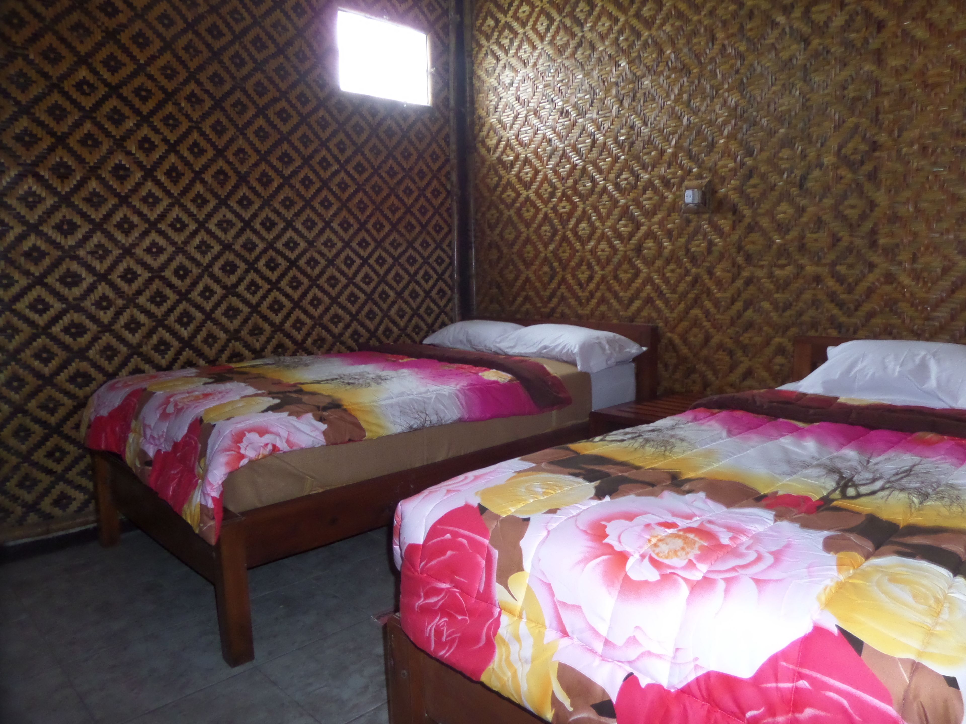 Triple Room, Shared Bathroom | Desk, free WiFi