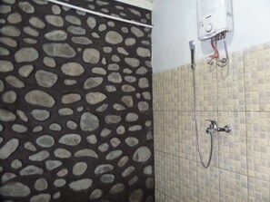 Double Room, Private Bathroom | Bathroom shower - Losmen Adas (Ngadisari)