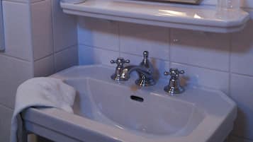 Classic Double Room | Bathroom sink
