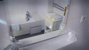 Familiekamer | Badkamer | Een douche, gratis toiletartikelen, een haardroger, handdoeken