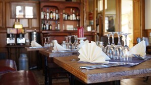Se sirven almuerzos, cenas y cocina francesa 