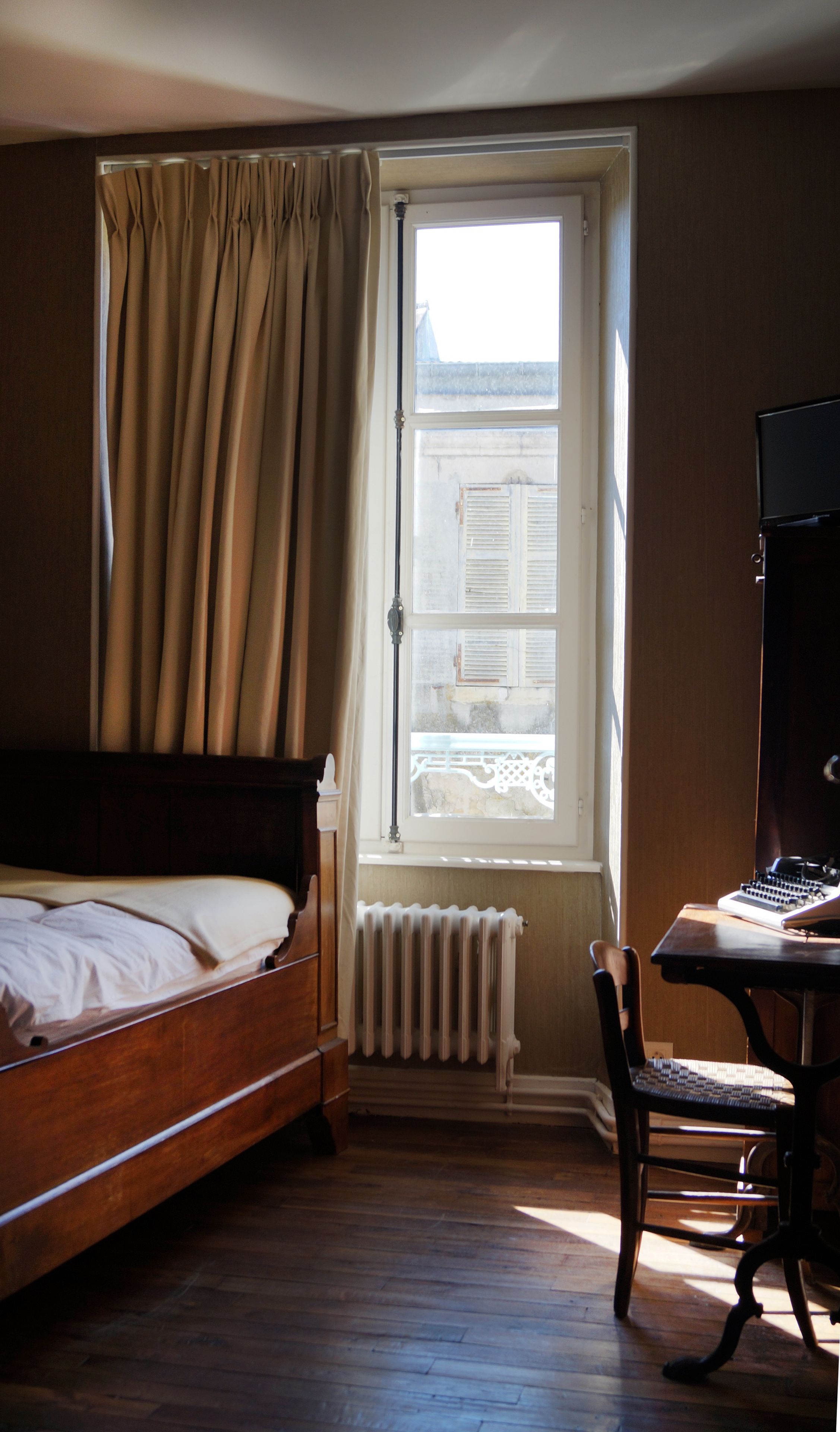 standard single room | desk, iron/ironing board, cots/infant beds, free wifi