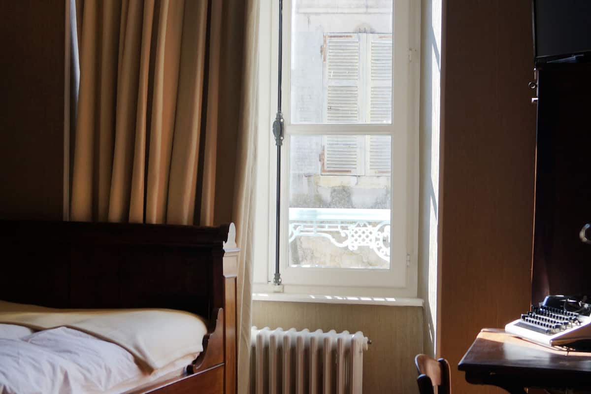 standard single room | desk, iron/ironing board, cots/infant beds, free wifi