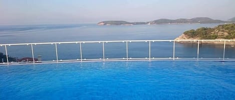 Una piscina al aire libre de temporada