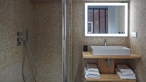 جناح - سرير ملكي - بشرفة (Prestige) | حمام | تجهيزات دش، دُش غزير، مستلزمات مجانية للعناية الشخصية، مجففات شعر