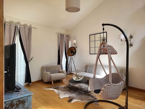 Suite Signature, 1 cama de matrimonio grande, no fumadores | Zona de estar | Una televisión de pantalla plana