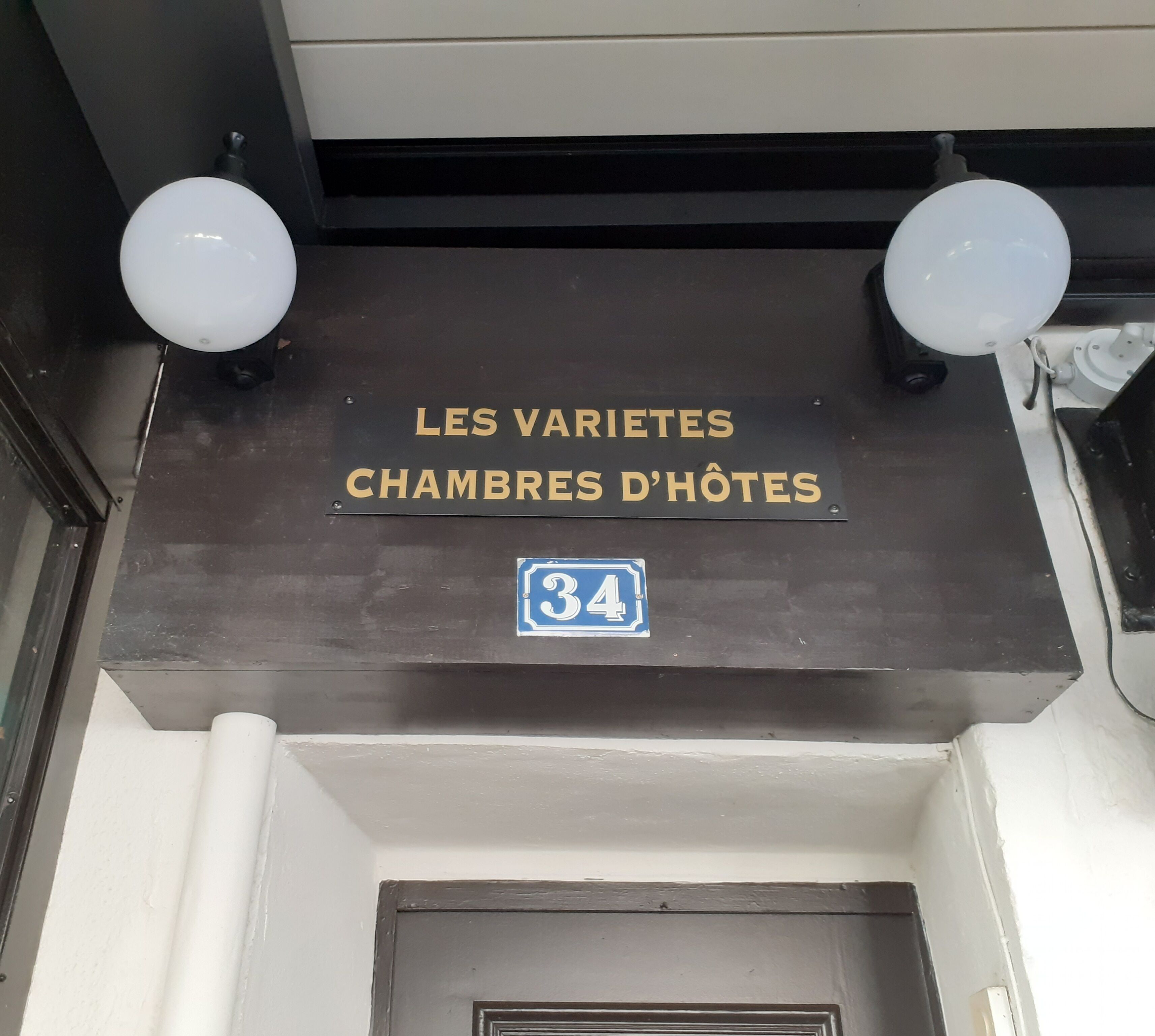 Een bord met de tekst 'LES VARIETÉS CHAMBRES D'HÔTES' en het nummer '34'.