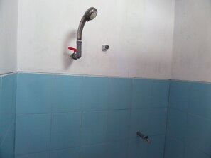 Chambre Standard double | Salle de bain | Douche, serviettes fournies