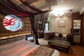 Roupas de cama premium, frigobar, cofres nos quartos