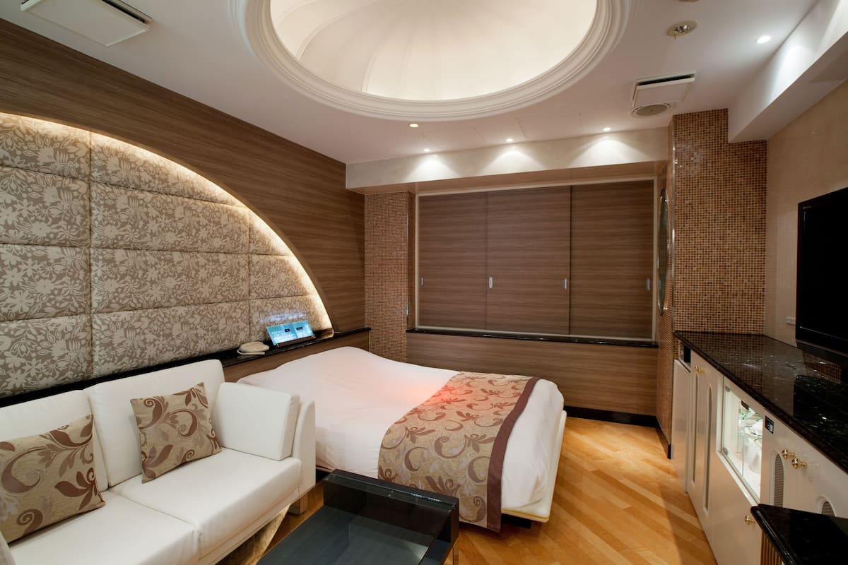 Seprai premium, minibar, brankas, dan meja kerja