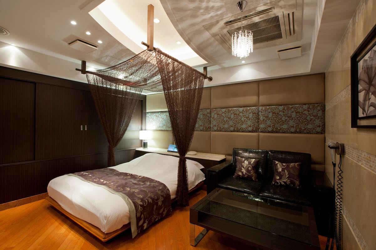 Seprai premium, minibar, brankas, dan meja kerja