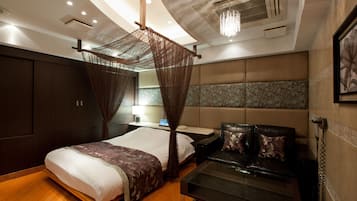 Seprai premium, minibar, brankas, dan didekorasi berbeda-beda