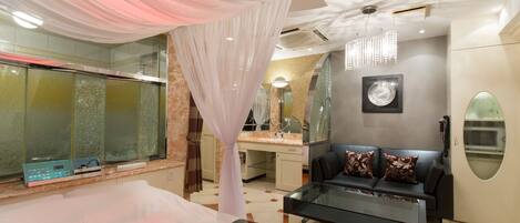 Hochwertige Bettwaren, Minibar, Zimmersafe, individuell dekoriert