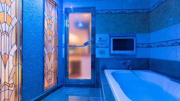 Separate bathtub and shower, jetted bath, free toiletries, hair dryer