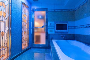 Baignoire et douche séparées, baignoire à remous