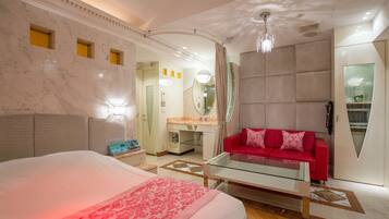 Seprai premium, minibar, brankas, dan didekorasi berbeda-beda