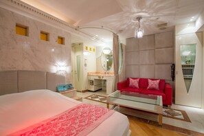 Literie de qualité, minibar, coffre-fort, décor unique