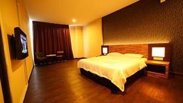 Habitación doble | Caja de seguridad en la habitación y escritorio