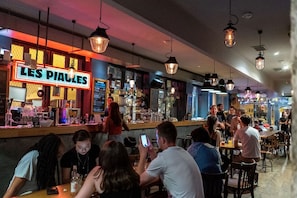 供应早餐、午餐和晚餐