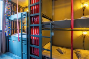 Bed in 6-bed Dorm Men Shared Bathroom | 高档床上用品、遮光窗帘、熨斗/熨板、免费 WiFi
